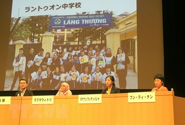 Cô giáo Phùng Thị Trinh (ngoài cùng bên trái), giáo viên tiếng Nhật trường Trung học Cơ sở Láng Thượng, Đống Đa, Hà Nội tham dự hội nghị. (Ảnh: Thành Hữu/TTXVN)