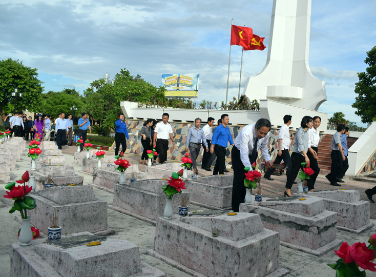 Các đồng chí lãnh đạo tỉnh dâng hương lên từng phần mộ liệt sỹ
