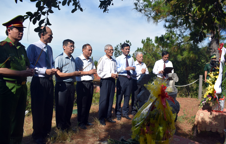 Các đồng chí lãnh đạo tỉnh dâng hương viếng mộ Đại tướng Võ Nguyên Giáp 