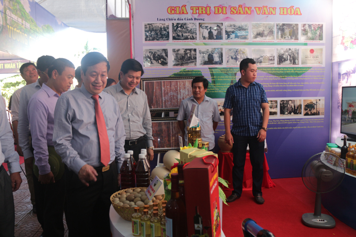 Đồng chí Nguyễn Xuân Quang, ủy viên Ban Thường vụ Tỉnh ủy, Phó Chủ tịch thường trực UBND tỉnhtham quan các gian triển lãm.