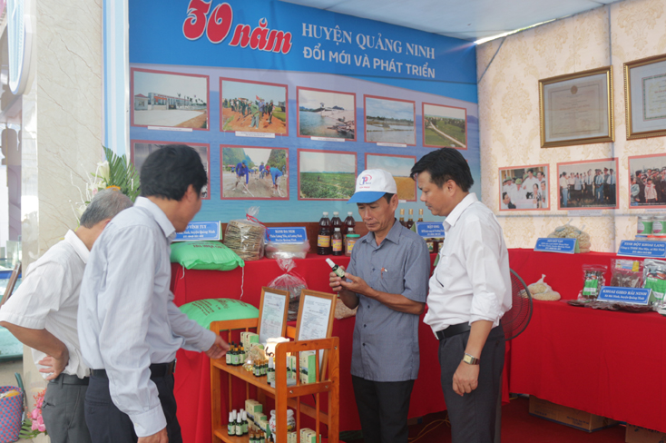 Triển lãm thành tựu kinh tế-xã hội tỉnh Quảng Bình 30 năm sau ngày tái lập đã thu hút sự quan tâm của đông đảo cán bộ, nhân dân.