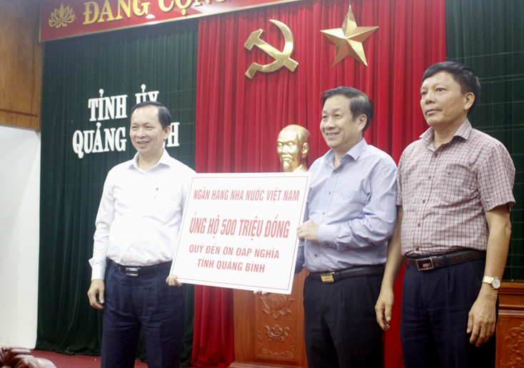 Đại diện NHNN Việt Nam trao tượng trưng số tiền 500 triệu đồng ủng hộ Quỹ Đền ơn đáp nghĩa tỉnh Quảng Bình.