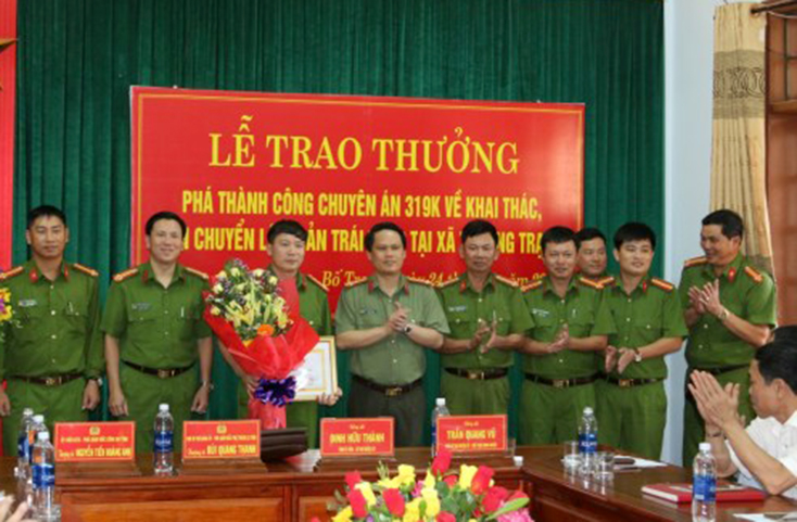 Đại tá Bùi Quang Thanh, Phó Giám đốc phụ trách Công an tỉnh Quảng Bình khen thưởng Công an Bố Trạch có thành tích trong điều tra, khám phá án.
