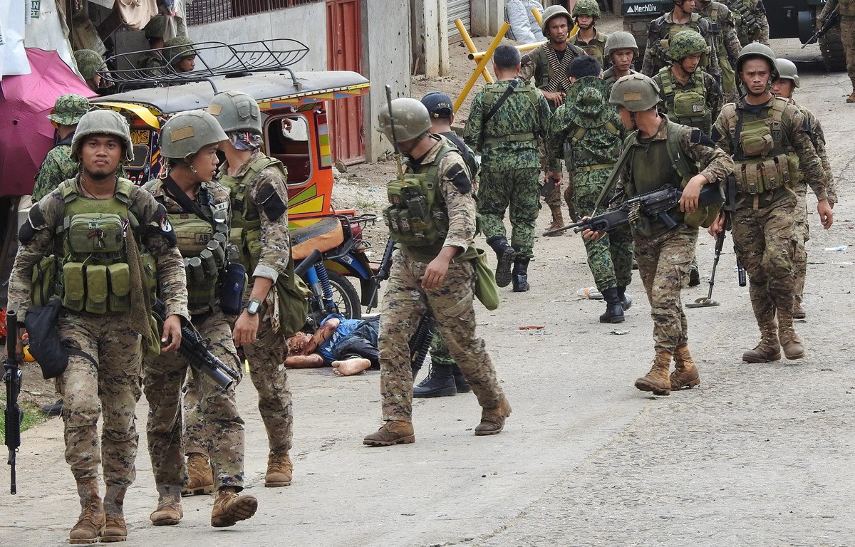 Binh sỹ Philippines điều tra tại hiện trường sau vụ tấn công ở Jolo ngày 27-6. (Ảnh: AFP/TTXVN)