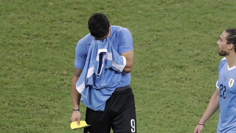  Suarez thành tội đồ khiến Uruguay dừng bước sớm. (Nguồn: Getty Images)