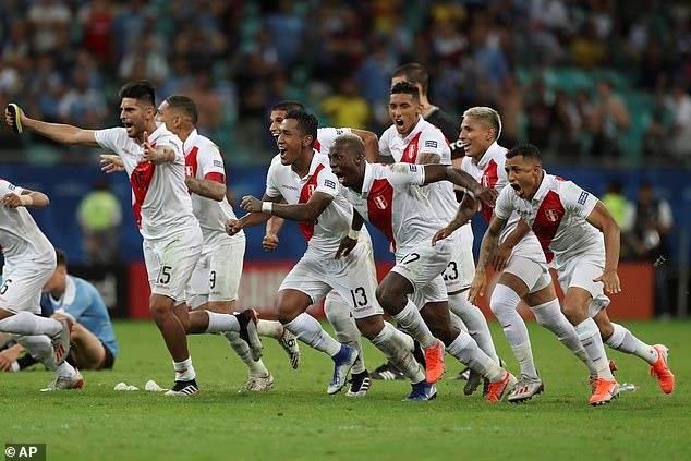  Peru vui mừng sau khi giành chiến thắng.