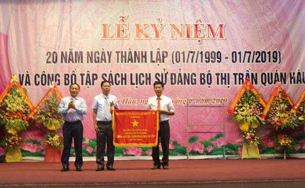 Thừa ủy quyền của Thủ tướng Chính phủ, đồng chí Trần Hải Châu, Ủy viên Ban Thường vụ, Trưởng Ban Nội chính Tỉnh ủy trao cờ