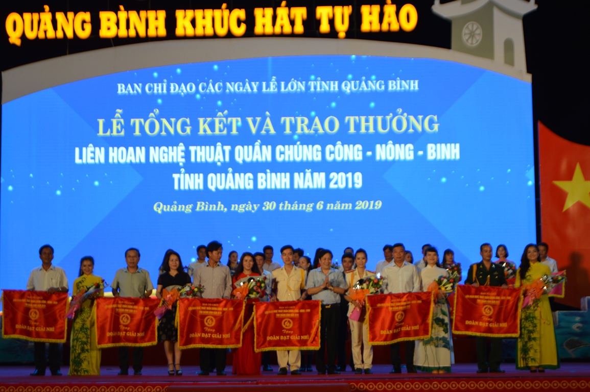 Đồng chí Nguyễn Xuân Quang, Ủy viên Ban Thường vụ Tỉnh ủy, Phó Chủ tịch Thường trực UBND tỉnh  trao giải cho các đoàn đạt giải nhì.