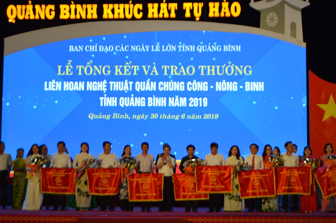 Đồng chí Cao Văn Định, Ủy viên Ban Thường vụ, Trưởng ban Tuyên giáo Tỉnh ủy trao giải cho các đoàn đạt giải ba.
