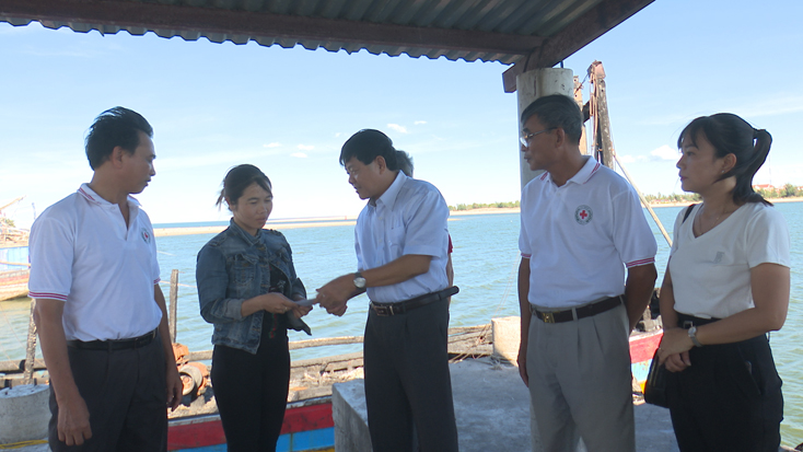 Đại diện lãnh đạo thị xã Ba Đồn thăm hỏi, hỗ trợ gia đình anh Hoàng Văn Long.