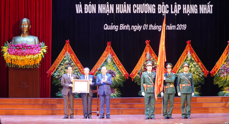 Phó Thủ tướng Thường trực Trương Hòa Bình trao Huân chương Độc lập hạng Nhất cho Đảng bộ, chính quyền và nhân dân tỉnh Quảng Bình.