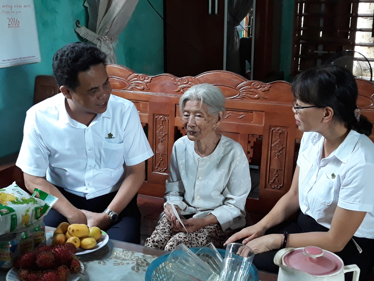 Đại diện lãnh đạo Habeco tặng quà, thăm hỏi sức khoẻ bà Phạm Thị Minh, mẹ liệt sỹ ở phường Quảng Phong, thị xã Ba Đồn