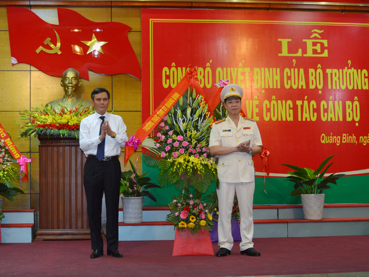 Đồng chí Trần Thắng, Phó Bí thư Thường trực Tỉnh ủy tặng hoa chúc mừng đại tá Trần Hải Quân 