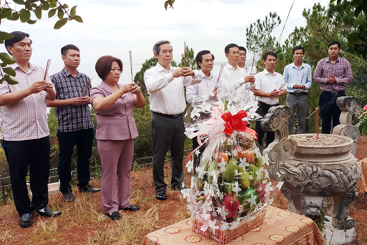 Đồng chí Nguyễn Văn Bình cùng đoàn dâng hương viếng mộ Đại tướng Võ Nguyên Giáp