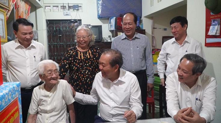 Đồng chí Phó Thủ tướng Thường trực Chính phủ Trương Hòa Bình và Bí thư Tỉnh ủy Hoàng Đăng Quang thăm, tặng quà Mẹ Việt Nam anh hùng Hà Thị Viễn