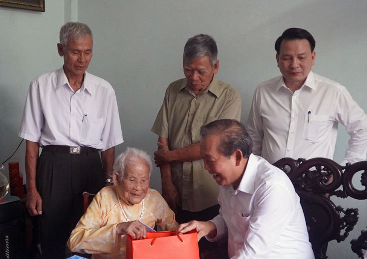  Đồng chí Phó Thủ tướng Thường trực Chính phủ Trương Hòa Bình thăm, tặng quà Mẹ Việt Nam anh hùng Nguyễn Thị Cúc