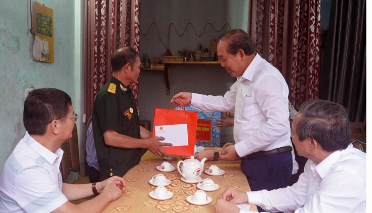 Đồng chí Phó Thủ tướng Thường trực Chính phủ Trương Hòa Bình thăm, tặng quà thương bình Trương Minh Học