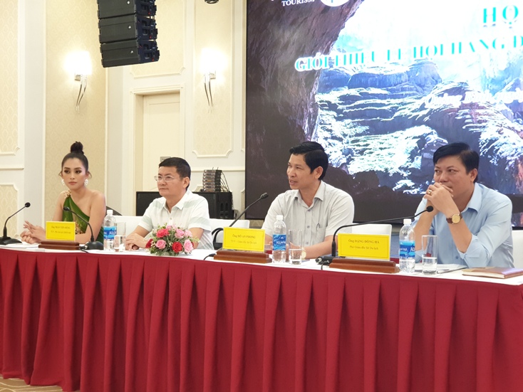 Ban tổ chức giải đáp thắc mắc của các phóng viên về Lễ hội hang động Quảng Bình 2019.