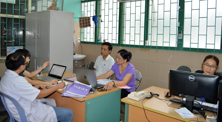 Tổ GĐV BHYT của BHXH tỉnh đang làm việc tại Bệnh viện hữu nghị Việt Nam-Cuba Đồng Hới.