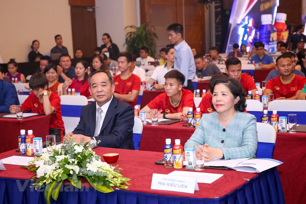   Chủ tịch VFF Lê Khánh Hải và bà Mai Kiều Liên, Tổng Giám đốc Vinamilk tại buổi ký kết. (Ảnh: Minh Sơn/Vietnam+)