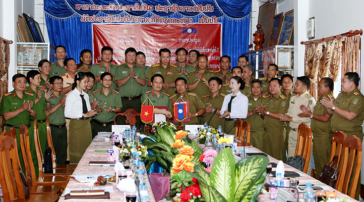 Lãnh đạo Công an tỉnh Quảng Bình và An ninh tỉnh Khăm Muộn ký kết biên bản ghi nhớ lần thứ 27.