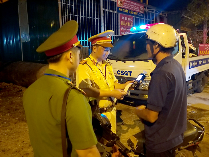 Lực lượng CSGT Công an tỉnh kiểm tra nồng độ cồn người tham gia giao thông.