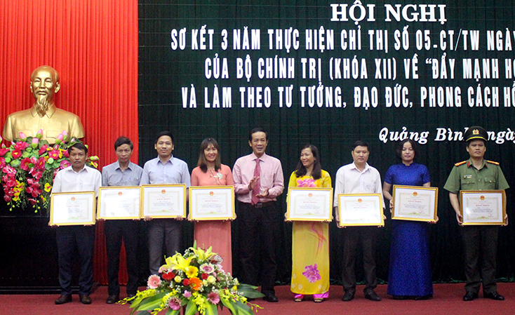 Đại tá Bùi Quang Thanh, Phó Giám đốc phụ trách Công an tỉnh (người ngoài cùng bên phải) vinh dự được đồng chí Chủ tịch UBND tỉnh Trần Công Thuật trao bằng khen về thực hiện Chỉ thị 05.