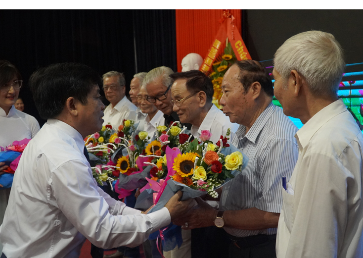 Lãnh đạo Hội CGC tỉnh tặng hoa và quà cho cán bộ lão thành của Hội CGC qua các thời kỳ.   