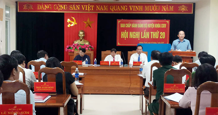  đồng chí Trần Xuân Vinh, Trưởng ban Tổ chức Tỉnh ủy phát biểu tại hội nghị