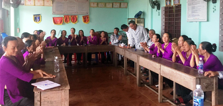 Một buổi sinh hoạt của các thành viên CLB liên thế hệ tự giúp nhau thôn Trường An, xã Gia Ninh.