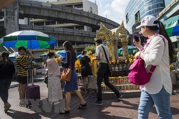 Khách du lịch tham quan đền Erawan ở thủ đô Bangkok, Thái Lan. (Ảnh: AFP/TTXVN)