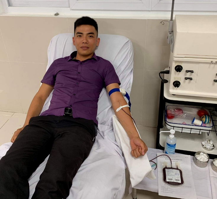 Anh Ngô Đình Nam, Phó Bí thư Đoàn phường Bắc Lý tham gia hiến máu cứu người tại Bệnh viện hữu nghị Việt Nam-Cuba Đồng Hới.