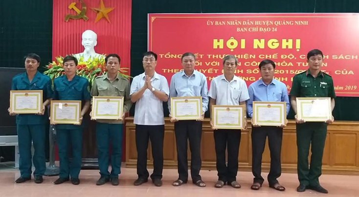 Đại diện lãnh đạo huyện Quảng Ninh trao thưởng cho các cá nhân và tập thể có nhiều đóng góp trong việc thực hiện Quyết định số 49 của Thủ tướng Chính phủ.