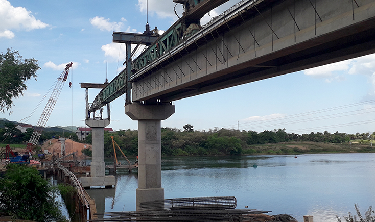 Cầu Sảo Phong bắc qua sông Gianh tại xã Phong Hóa đang được đẩy nhanh tiến độ để hoàn thành vào tháng 11 năm 2019.   
