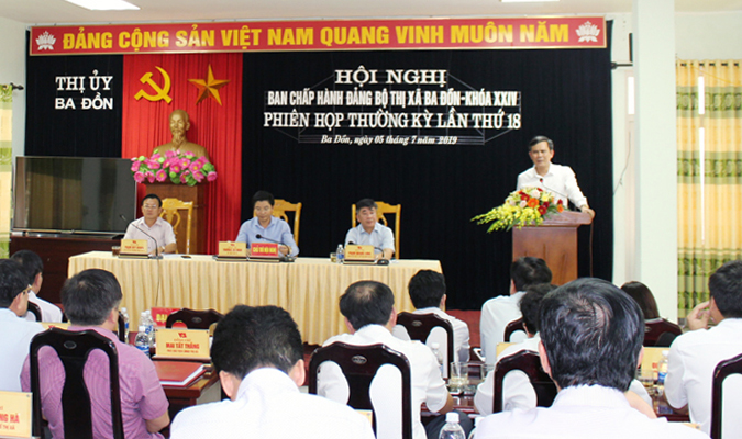 Đồng chí Trần Thắng, Phó Bí thư Thường trực Tỉnh ủy phát biểu chỉ đạo hội nghị.
