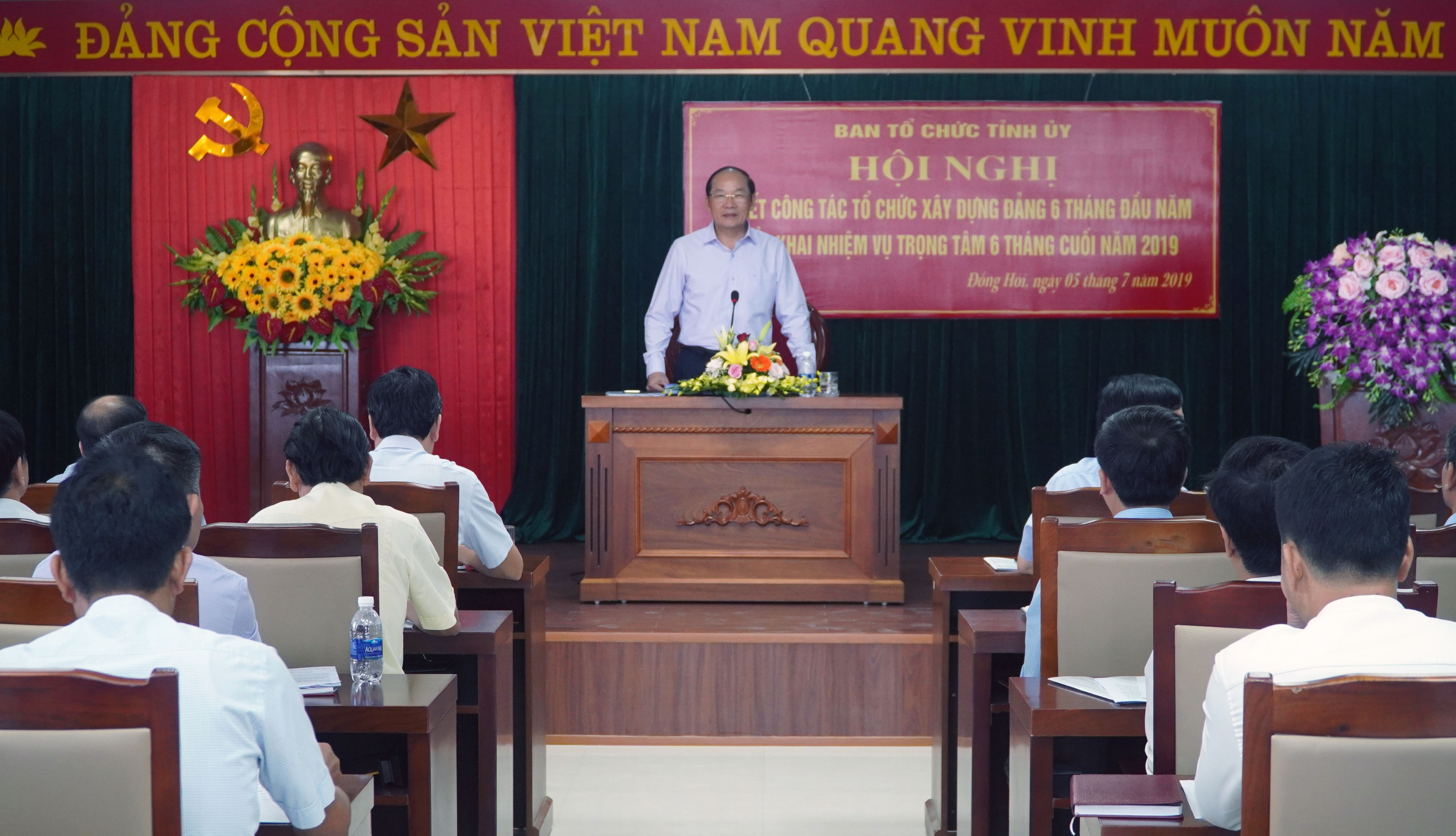 Đồng chí Trưởng Ban Tổ chức Tỉnh ủy Trần Xuân Vinh phát biểu kết luận hội nghị