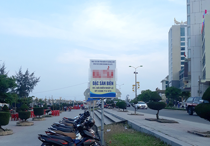 Các cơ sở kinh doanh án ngữ trước bãi biển Nhật Lệ, phía Đông đường Trương Pháp, phường Hải Thành, TP. Đồng Hới.     