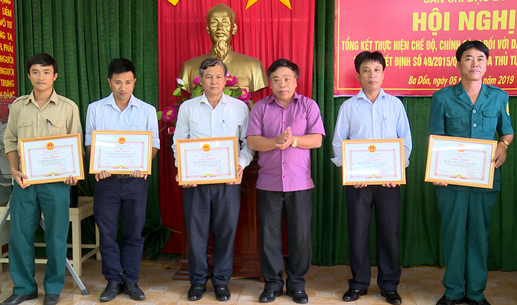 Đại diện lãnh đạo thị xã Ba Đồn tặng giấy khen cho 5 tập thể có nhiều thành tích xuất sắc trong công tác thực hiện Quyết định số 49 của Thủ tướng Chính phủ.