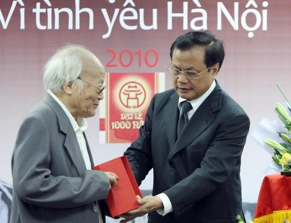 Ông Phạm Quang Nghị-Bí thư Thành uỷ Hà Nội trao giải  