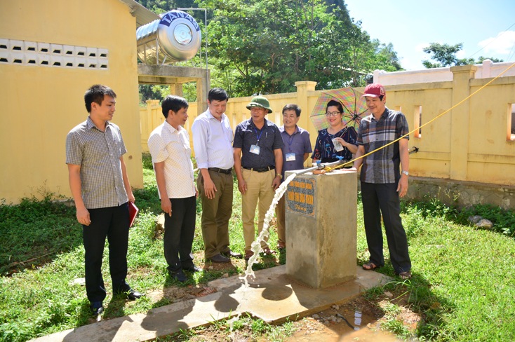 Đại diện Khối thi đua các ngành Văn hóa - Xã hội bàn giao công trình giếng khoan nước sạch cho xã Đồng Hóa.