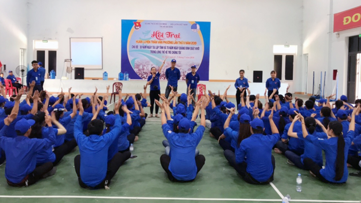 Các đoàn viên tham gia tập huấn các kỹ năng thanh niên tại hội trại huấn luyện Trần Văn Phương.