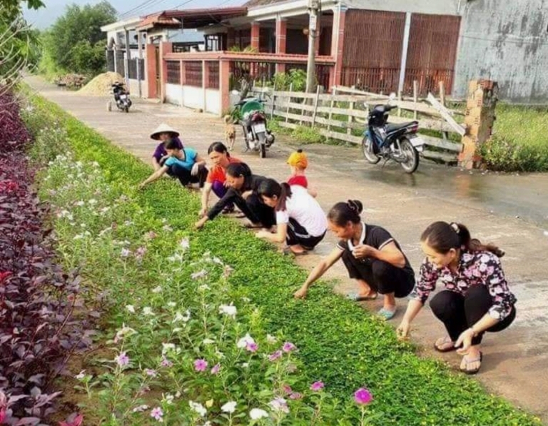Hội viên phụ nữ huyện Tuyên Hóa tích cực tham gia trồng hoa trên các tuyến đường làng, ngõ xóm.