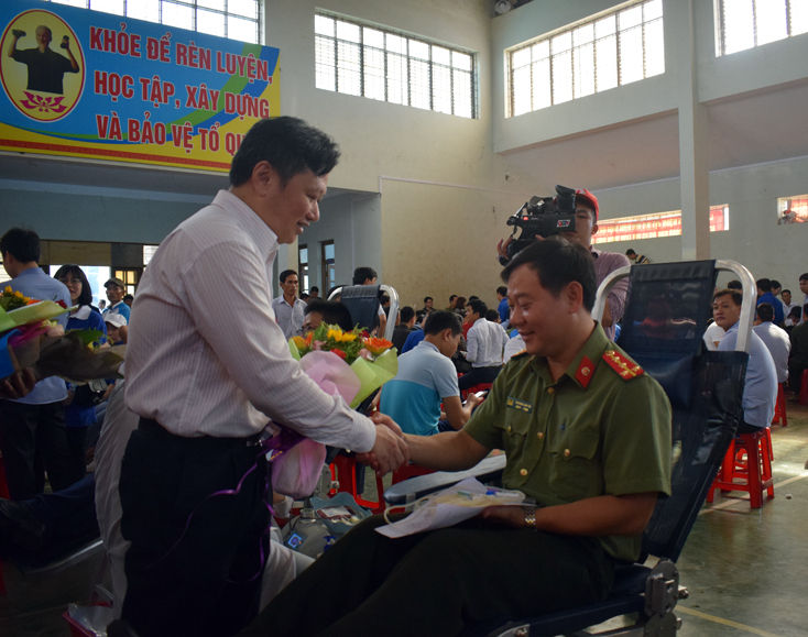 Đồng chí Nguyễn Tiến Hoàng động viên người tham gia HMTN
