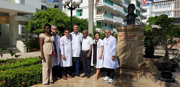 Các chuyên gia Y tế Cuba chụp ảnh lưu niệm tại Tượng đài Fidel Castro