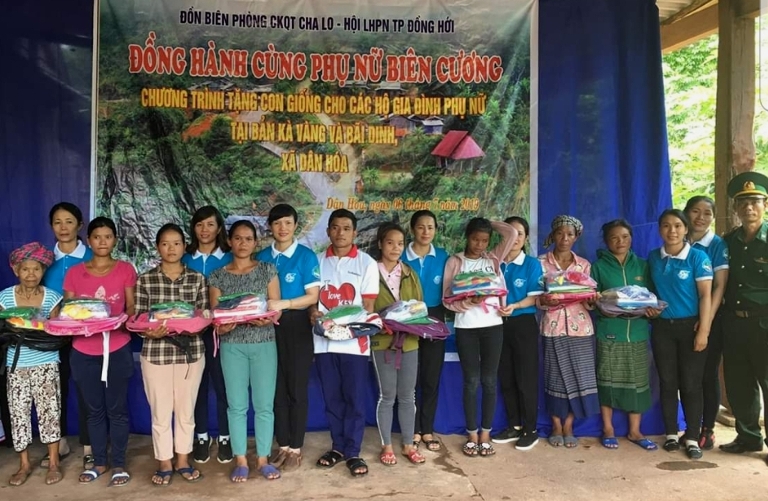 Hội LHPN thành phố Đồng Hới và Đồn Biên phòng Cửa khẩu quốc tế Cha Lo trao quà cho các hộ gia đình có hoàn cảnh khó khăn xã Dân Hóa, huyện Minh Hóa.