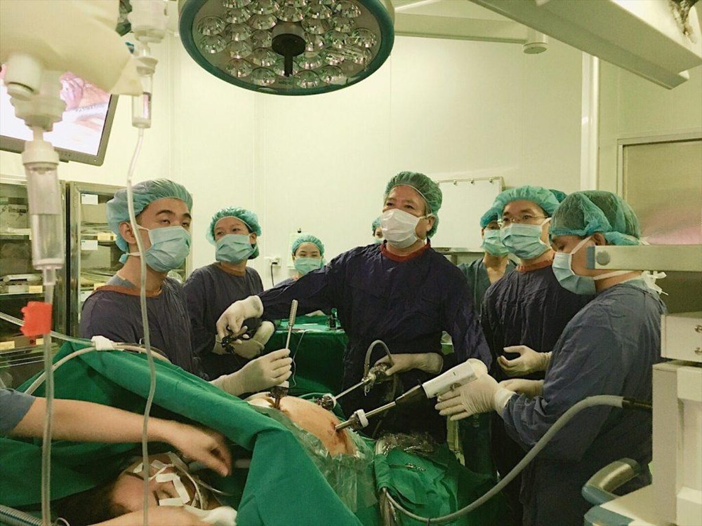  Giáo sư Trần Bình Giang thực hiện một ca phẫu thuật nội soi. (Ảnh: PV/Vietnam+)