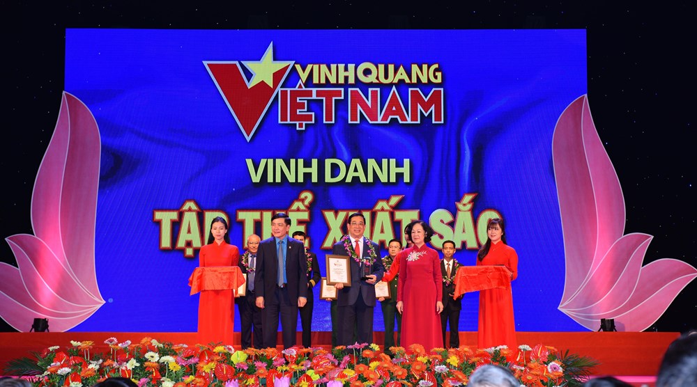  Ông Lương Ngọc Khuê - Cục trưởng Cục Quản lý khám chữa bệnh (Bộ Y tế) đại diện lên nhận danh hiệu tập thể được vinh danh. (Ảnh: PV/Vietnam+)