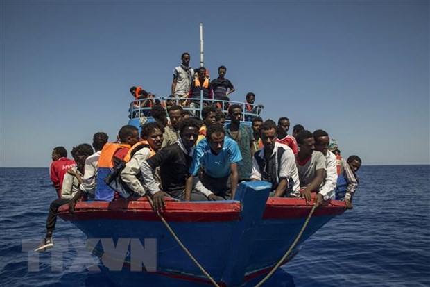 Người di cư chờ được cứu trên Địa Trung Hải. (Ảnh: AFP/ TTXVN)