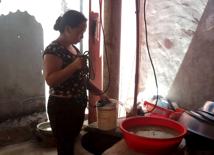 Nguồn nước của nhiều hộ dân xã Quảng Thạch bị nhiễm phèn, mặn.
