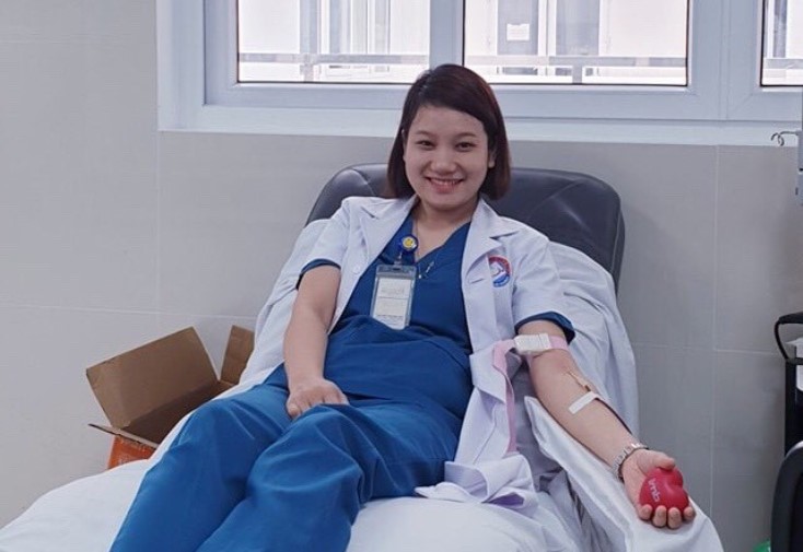 Các bác sỹ Bệnh viện Việt Nam-Cuba Đồng Hới tham gia hiến máu tình nguyện.